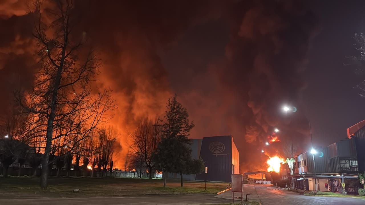 Gran Incendio en Quilicura: Bomberos Combaten Llamas y Peligro Químico